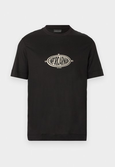 Μαύρο κοντομάνικο t-shirt με στρογγυλή λαιμόκοψη που φέρει κεντρικά οβάλ λογότυπο με την επιγραφή "EMPORIO ARMANI 1981 MILANO" σε μπεζ γράμματα.