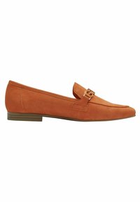 Oranje suède loafers met een lage hak, voorzien van een decoratieve gesp op de bovenkant en een gladde, ronde teenvorm.