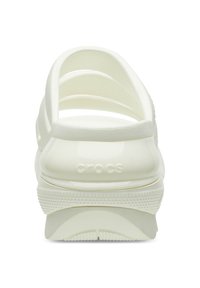 Weiße Crocs Clogs mit matter Oberfläche, offener Rückseite und mehreren ausgeschnittenen Riemen. Merkmale sind ein Logodetail an der Ferse und eine strukturierte Sohle.