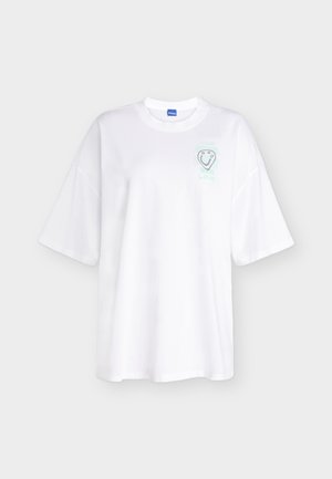 Λευκό κοντομάνικο μπλουζάκι με στρογγυλή λαιμόκοψη και μικρό παστέλ σχέδιο στο αριστερό στήθος που απεικονίζει ένα χαμογελαστό πρόσωπο και τις λέξεις "Future", "Home" και "Love".