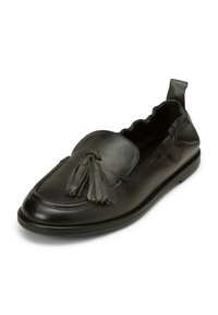 Czarne skórzane mokasyny z chwastami na wierzchu, falistą górną krawędzią i pętelką na pięcie, zaprezentowane pod kątem na białym tle.