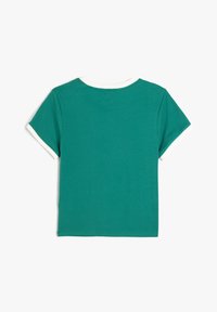 Grünes Baumwoll-T-Shirt mit weißem Kragen und Ärmelabschlüssen. Besticht durch einen klassischen Rundhalsausschnitt und kurze Ärmel, hat eine glatte Textur und keine sichtbaren Muster.