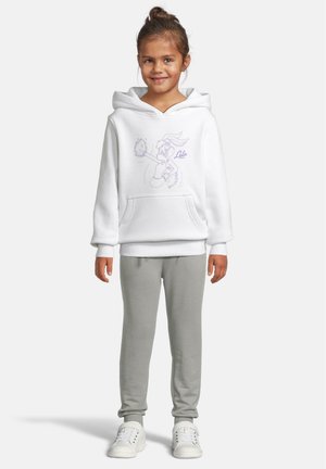 Hvid hættetrøje med en lomme foran, med en lilla illustration af en figur. Kombineret med grå joggingbukser og hvide sneakers.