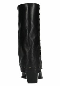 Botte haute en cuir noir avec une texture lisse. Présente un talon empilé, des clous latéraux et un design ajusté qui s'étend au-dessus du mollet.