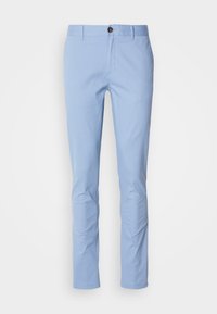 Helle blaue Chinos aus Baumwolle mit schlanker Passform, ausgestattet mit einem einzelnen braunen Knopf am Bund und dezenten Steppdetails.