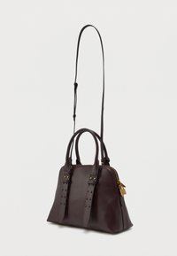 Σκούρο καφέ δερμάτινη τσάντα χειρός με δομημένο σχήμα, διπλούς λαβές και αποσπώμενο ιμάντα ώμου. Χρυσά αξεσουάρ και τρυπητές λεπτομέρειες.