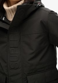 Superdry & Co Outdoorová bunda - black
