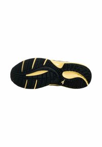 Suola di scarpa sportiva nera e gialla con un motivo di grip testurizzato, che presenta scanalature profonde e una forma curva prominente per una migliore trazione.