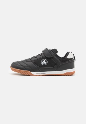 SH WINGER UNISEX - Futsal-kengät - jet black/white