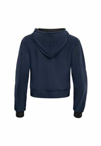 Marinblå kort hoodie med dragsko på huvan, ribbade ärmslut och en mjuk textur. Har en sidoficka på vänster ärm.