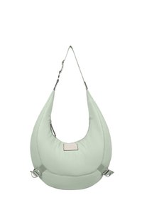 Borsa a spalla verde, imbottita, con forma a mezzaluna, tracolla regolabile, componenti in metallo e etichetta frontale. Texture morbida e design minimalista.
