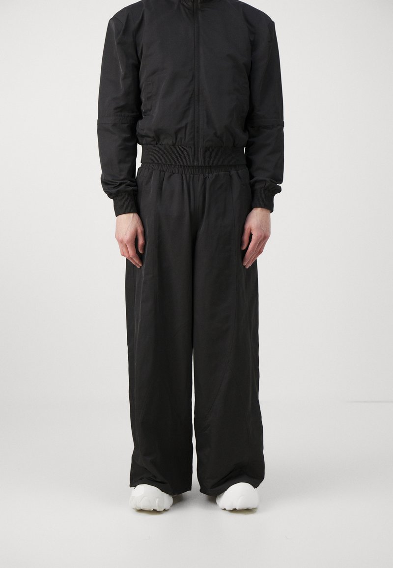 Han Kjøbenhavn - OVERSIZED TRACK TROUSERS UNISEX - Joggebukse - black, Forstørre