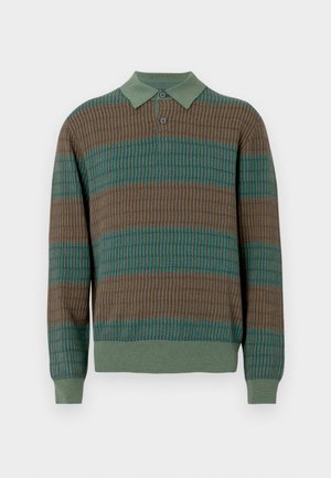 Sweter polo wykonany na drutach, z fakturowanym wzorem w paski brązowe i zielono-niebieskie, zielony kołnierz oraz dwukluczykowy rozporek. Długie rękawy z prążkowanymi mankietami.
