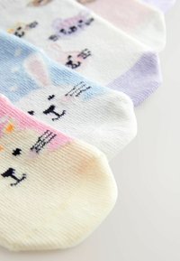Chaussettes colorées avec des visages d'animaux dans des teintes pastel. Les matériaux sont doux, avec un tissu texturé et des détails illustrés. Chaque chaussette varie par sa couleur.