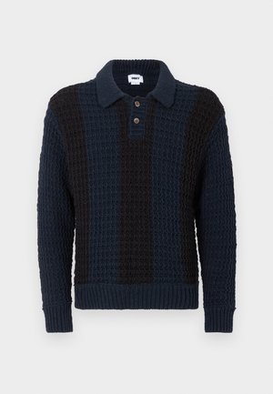 Suéter estilo polo em tecido tricotado azul-escuro e preto com um padrão texturizado, apresentando um colarinho e três botões de madeira.