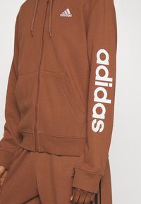 adidas Sportswear ESSENTIALS LINEAR FULL-ZIP - Mikina so zipsom - preloved brown/white