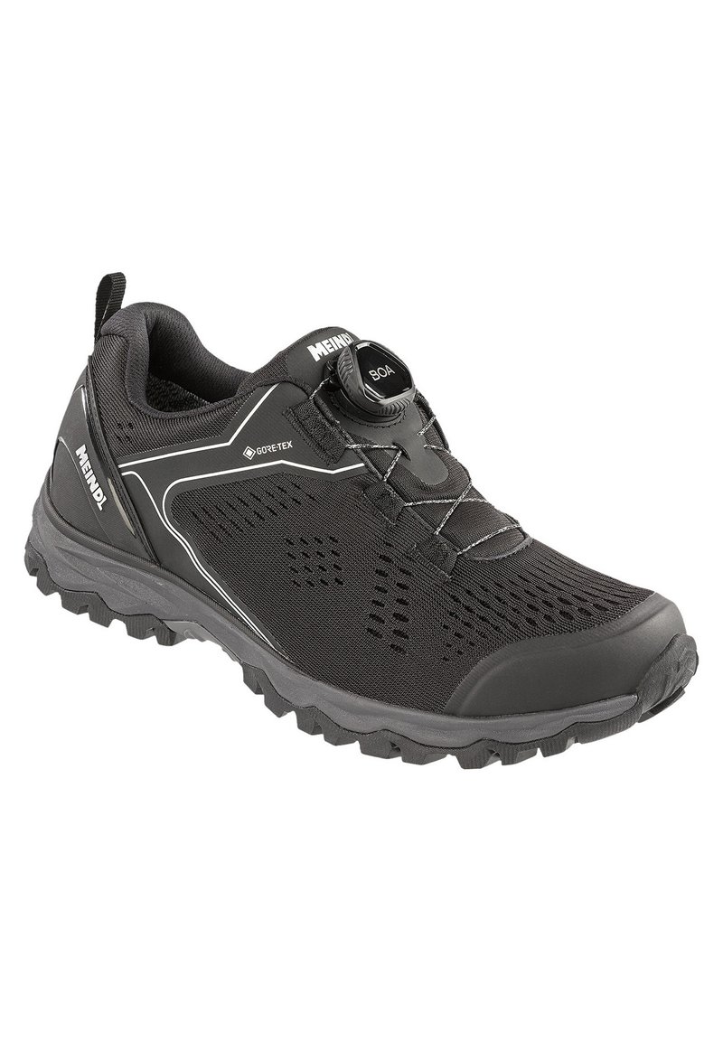 Scarpa da trekking nera con tomaia in Gore-Tex, pannelli in mesh testurizzati e sistema di allacciatura Boa. Presenta una suola robusta con un prominente motivo di battistrada.