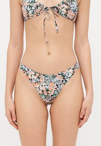 Blommig bikiniuppsättning med svart bakgrund, som har pastellfärgade blommor i rosa, blått och grönt. Toppen har en knut framtill och byxorna är lågmidjade.