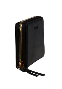 Zwarte leren portemonnee met een gestructureerde afwerking, voorzien van een gouden metalen rits en een leren trekband. Compacte, rechthoekige vorm.