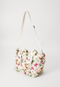 Borsa a spalla intrecciata color crema con motivi floreali colorati. Presenta due manici e una tracolla regolabile. Texture liscia e dimensioni medie.