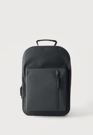Sac à dos rectangulaire noir mat avec bords arrondis, poche avant zippée, tirette de fermeture éclair verticale et poignée supérieure.