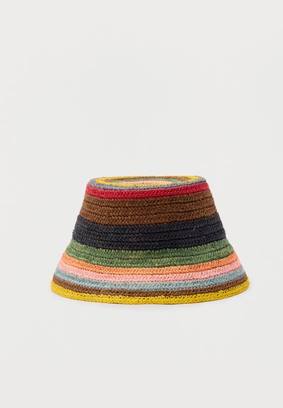 Chapeau bob au crochet avec large bord, présentant des rayures horizontales en jaune, marron, bleu, vert, rose, pêche et rouge sur un fond blanc.