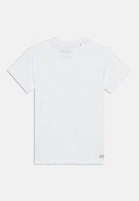 Λευκό κοντομάνικο μπλουζάκι με στρογγυλή λαιμόκοψη, με μικρό κείμενο "ULTRA DRY" στο κάτω δεξί πίσω μέρος, και χωρίς ορατό σχέδιο μπροστά.