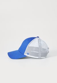 Blaues Baseballcap mit einer soliden Vorderseite und einem weißen Netzrücken, mit einem gebogenen Schirm und einem kleinen blauen Logo an der Seite.