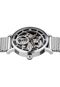 Orologio scheletro con cassa in acciaio inox argento e cinturino a rete. Presenta un quadrante nero che mette in mostra un intricato movimento meccanico e accenti dorati.