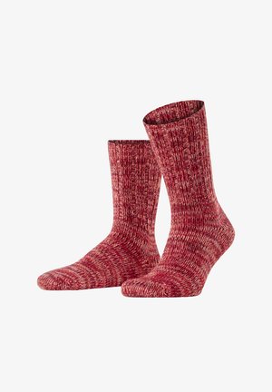 Rote gemusterte Socken aus strukturiertem, gestricktem Material. Gestreiftes Design verläuft vertikal. Knöchelhöhe, zeigt eine Mischung aus Rot und dunklerem Rot.