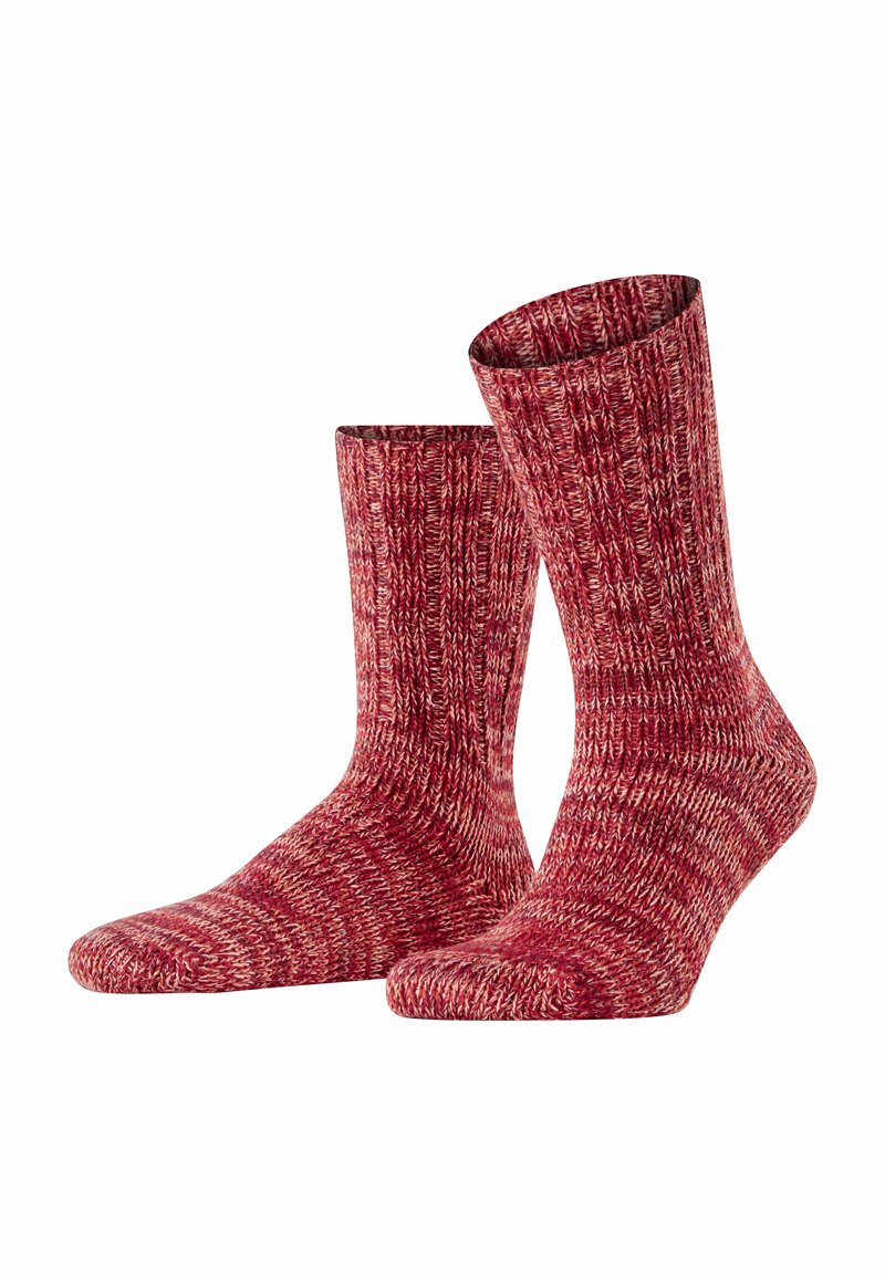 Rote gemusterte Socken aus strukturiertem, gestricktem Material. Gestreiftes Design verläuft vertikal. Knöchelhöhe, zeigt eine Mischung aus Rot und dunklerem Rot.