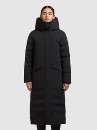 Abrigo largo acolchado negro con cuello alto, que presenta bolsillos laterales y un acabado liso y mate. El diseño es alargado y estructurado.