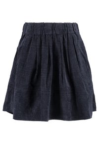Falda de pana azul marino con cintura fruncida y pliegues profundos. Tejido texturizado con estrías verticales y forma acampanada.