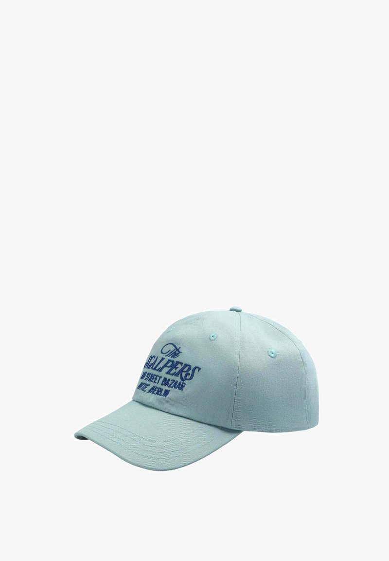 Helle blaue Baseballkappe mit einem gebogenen Schirm, die mit dunkelblauem gesticktem Text versehen ist, der "The Scalpers" und "N.Y. Street Bazaar, WIE. BERLIN." lautet.