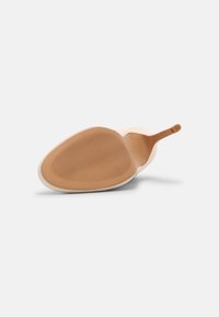 Semelle d'une chaussure avec une surface lisse en caoutchouc beige arborant un motif ondulé et un bord blanc. Comprend une petite languette pour faciliter l'enfilage.