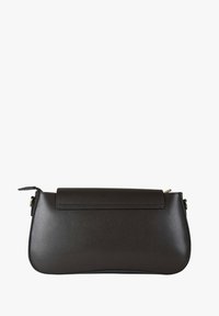 Borsa clutch in pelle nera dalla forma arrotondata, con texture liscia e chiusura a patta. Presenta una cerniera laterale e un design minimalista.