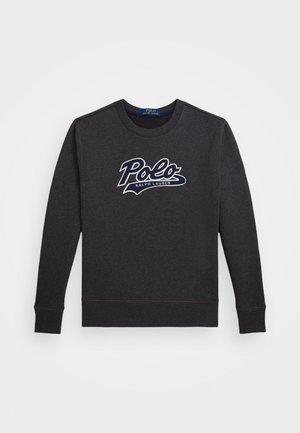 Tamsiai pilkas džemperis su apvaliu kaklu, ilgomis rankovėmis ir raukšlėmis ant rankovių. Priekyje yra ryškus siuvinėtas "Polo Ralph Lauren" logotipas.