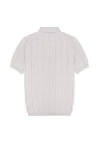 Pulower z krótkim rękawem z kołnierzem. Jasnoszara dzianina z pionowymi paskami oraz ściągaczami na rękawach, u dołu i przy kołnierzu.