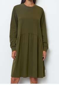 Oliwkowa sukienka z długim rękawem, okrągłym dekoltem i marszczonym pasem. Wykonana z miękkiego materiału, posiada luźny krój i subtelne wykończenie u dołu.