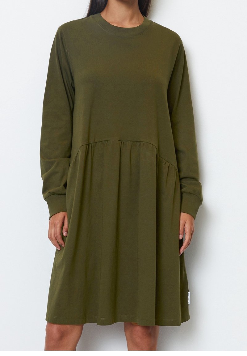 Oliwkowa sukienka z długim rękawem, okrągłym dekoltem i marszczonym pasem. Wykonana z miękkiego materiału, posiada luźny krój i subtelne wykończenie u dołu.