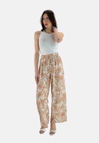 Wijde broek in een lichte stof, met een beige en wit tropisch bladerenpatroon, een elastische tailleband en een ontspannen pasvorm.