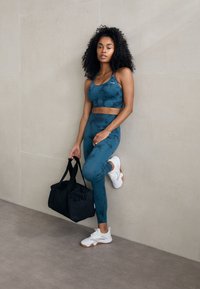 ICANIWILL DEFINE SEAMLESS TIE DYE BRA - Sportski grudnjak sa srednje jakom potporom - dark teal