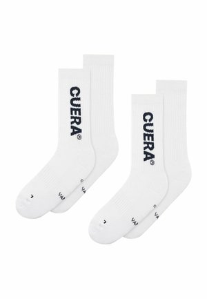 Deux paires de chaussettes blanches de type crew, chacune avec le mot "CUERA" imprimé verticalement en noir sur le côté.