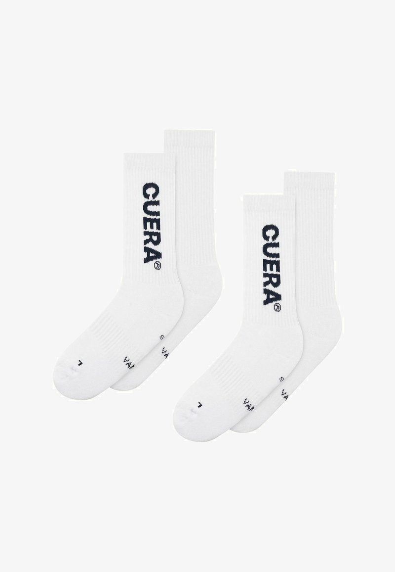 Deux paires de chaussettes blanches de type crew, chacune avec le mot "CUERA" imprimé verticalement en noir sur le côté.