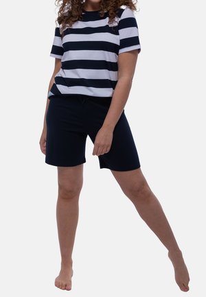 Pasiasty bawełniany t-shirt w kolorze granatowym i białym z krótkimi rękawami, sparowany z granatowymi szortami. Materiały wydają się miękkie i wygodne.
