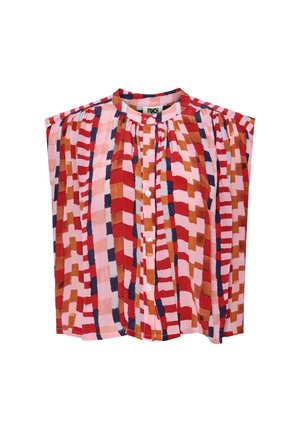 Blouse colorée à manches courtes avec un motif géométrique rose, rouge et bleu marine. Fabriquée en tissu léger, elle présente un devant à boutons et des détails plissés.