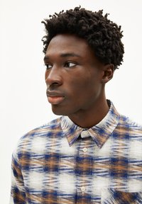 Overhemd met knopen in een blauw, bruin en wit plaidpatroon, voorzien van een kraag en een zak. Gemaakt van lichtgewicht stof met een gestructureerde afwerking.