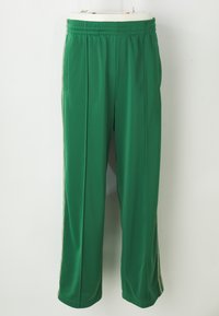 Pantalones deportivos verdes hechos de una tela suave y ligera. Presentan una cinturilla elástica, bolsillos laterales y rayas laterales con estampado.