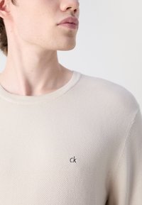 Calvin Klein STRUCTURE SWEATER - Strikkegenser - stony beige