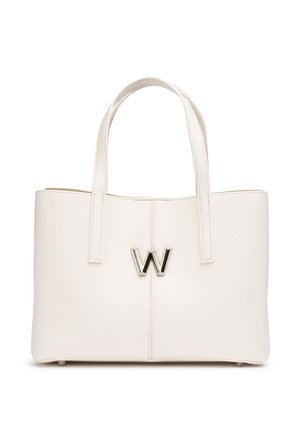 Sac tote en cuir blanc avec deux poignées, finition texturée et un détail en argent prominent en forme de lettre "W" à l'avant.